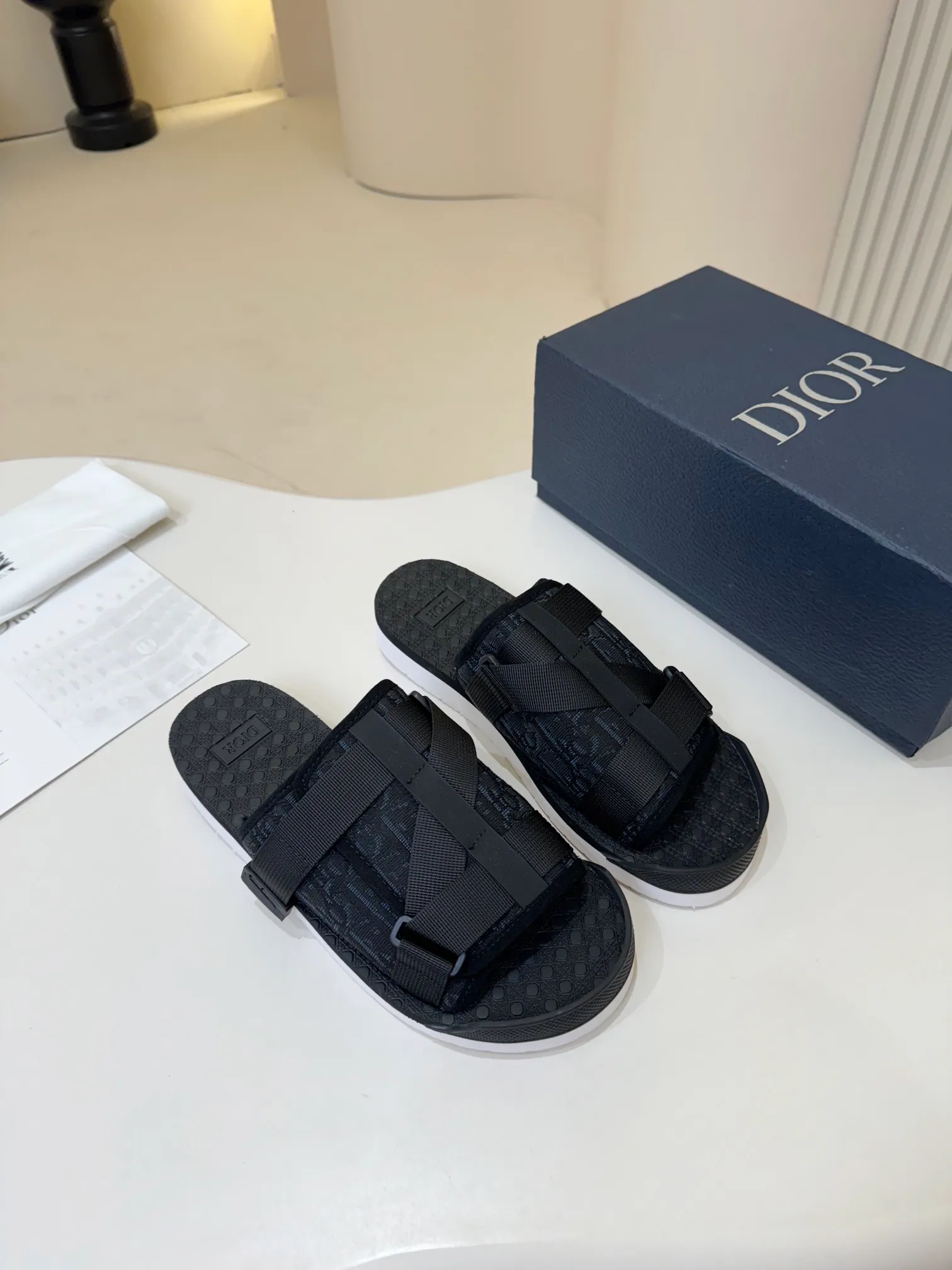 [Dior] P: 300💰 -Size: 38-46 Dior Dior D’s classic men’s slippers, high-end boutique, original material, pure cotton printed canvas upper, fine workmanship, super soft sole, casual, loose and comfortable, a must-have in summer!